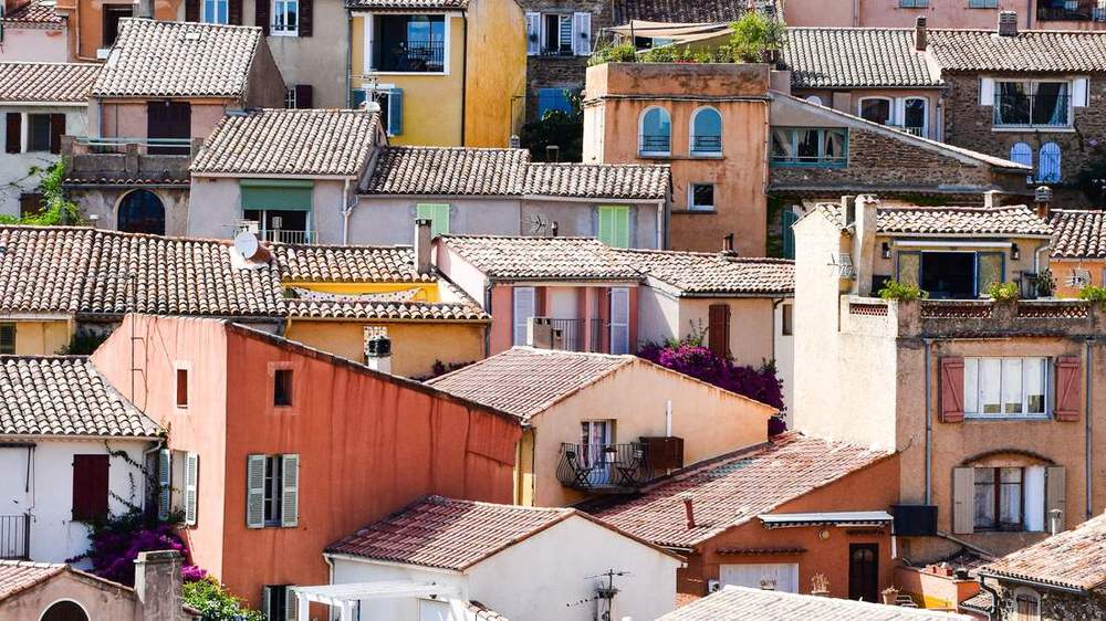 Toitures typiques du Var, comme à Aups : Toits de tuiles canal de Bormes-les-Mimosas, dans le Var