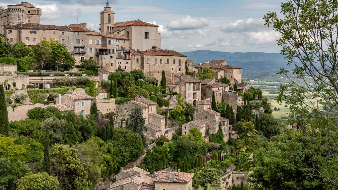 Toits de tuiles rondes du village de Gordes dans le Luberon, Vaucluse