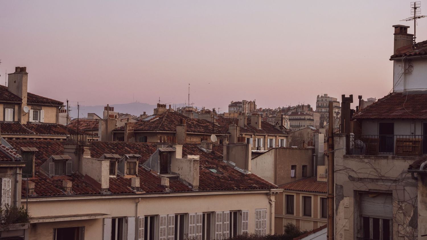 Toitures typiques des Bouches-du-Rhône, comme à Allauch : Toits de Marseille au coucher du soleil, Bouches-du-Rhône
