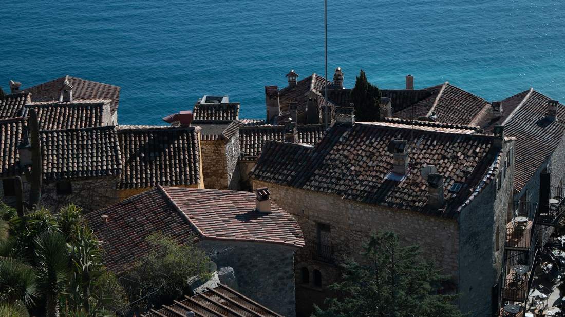 Toitures typiques des Alpes-Maritimes, comme à Biot : Toits de tuiles de Nice face à la Méditerranée, Alpes-Maritimes